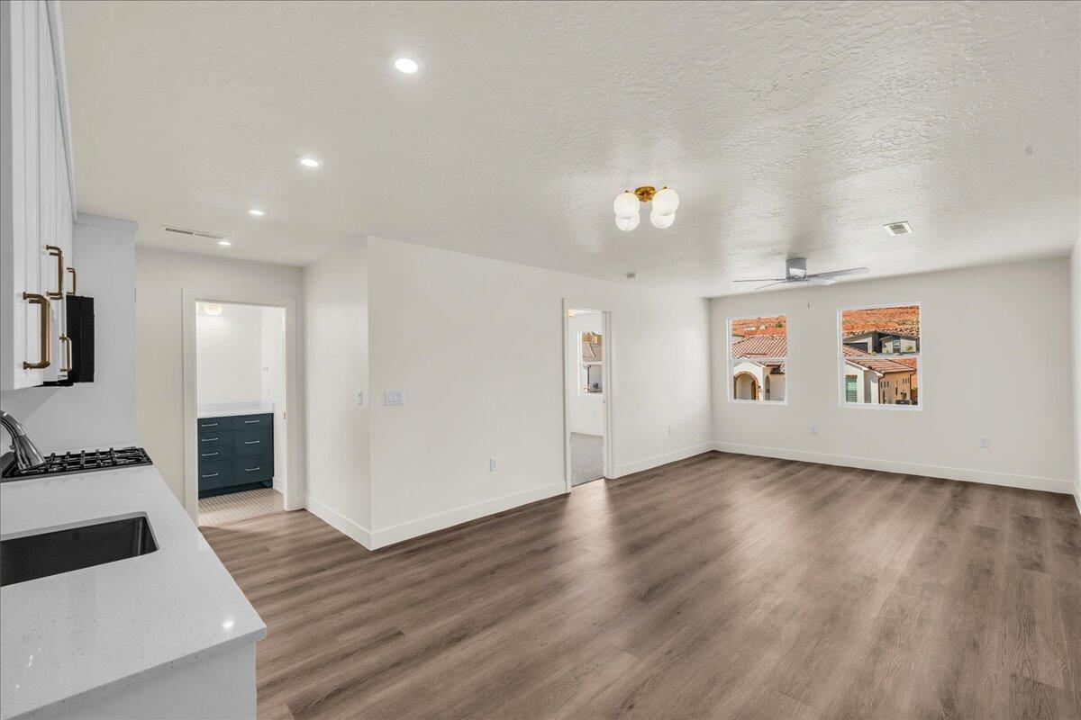 2914 E Chapman CIR