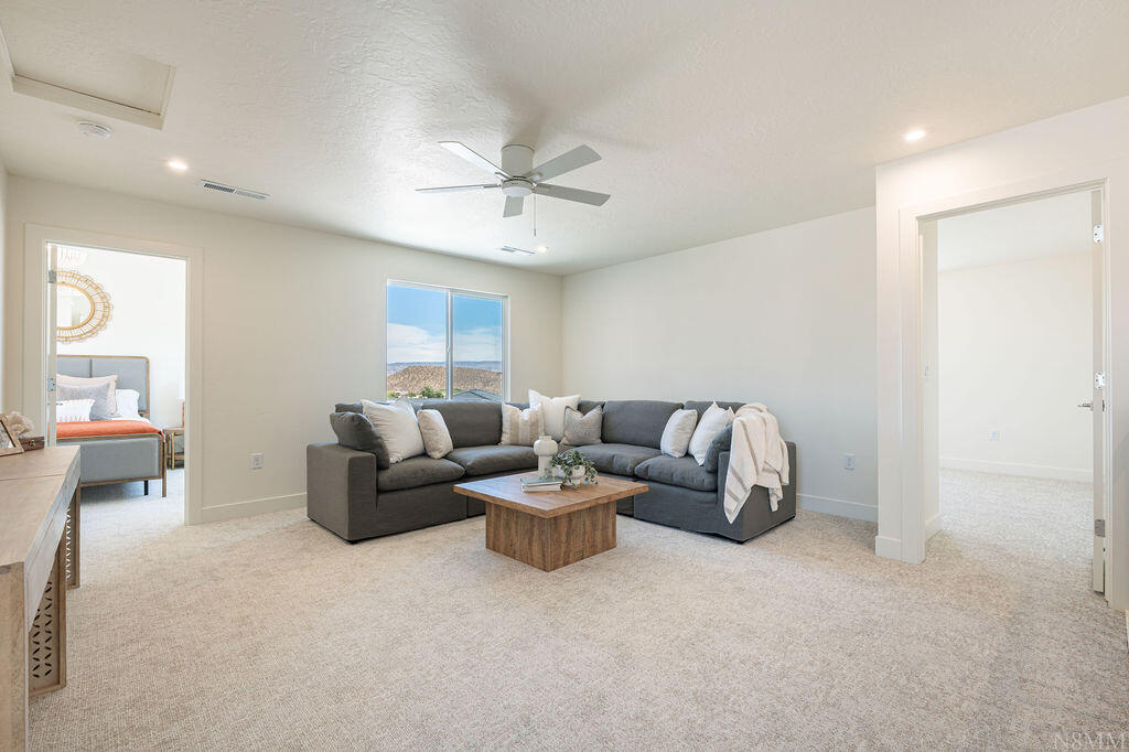 2914 E CHAPMAN CIR