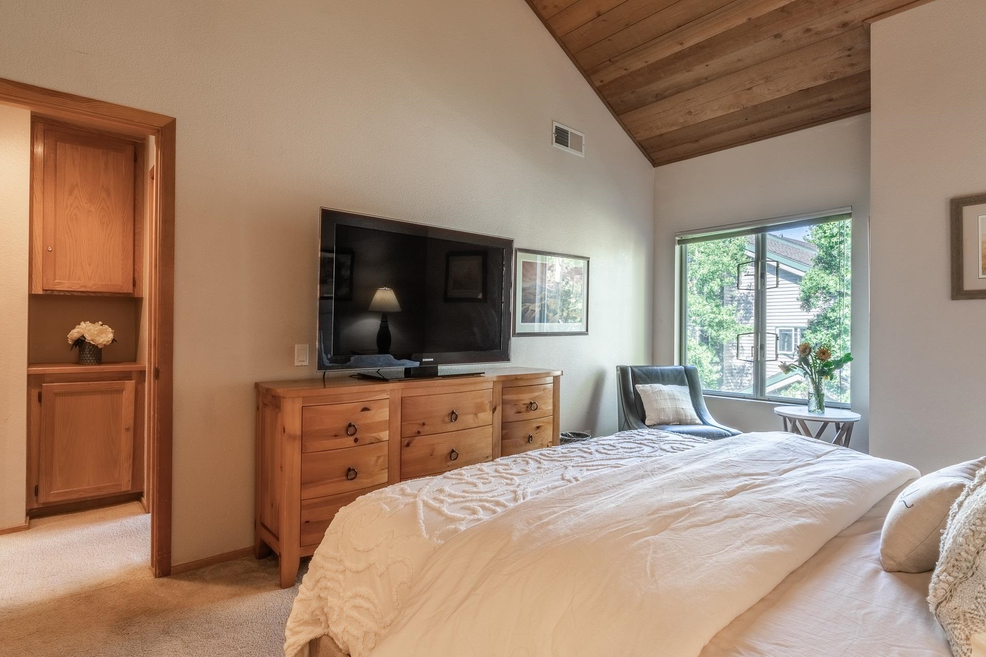 538 Golden Creek Road Unit: Snowcreek IV #538