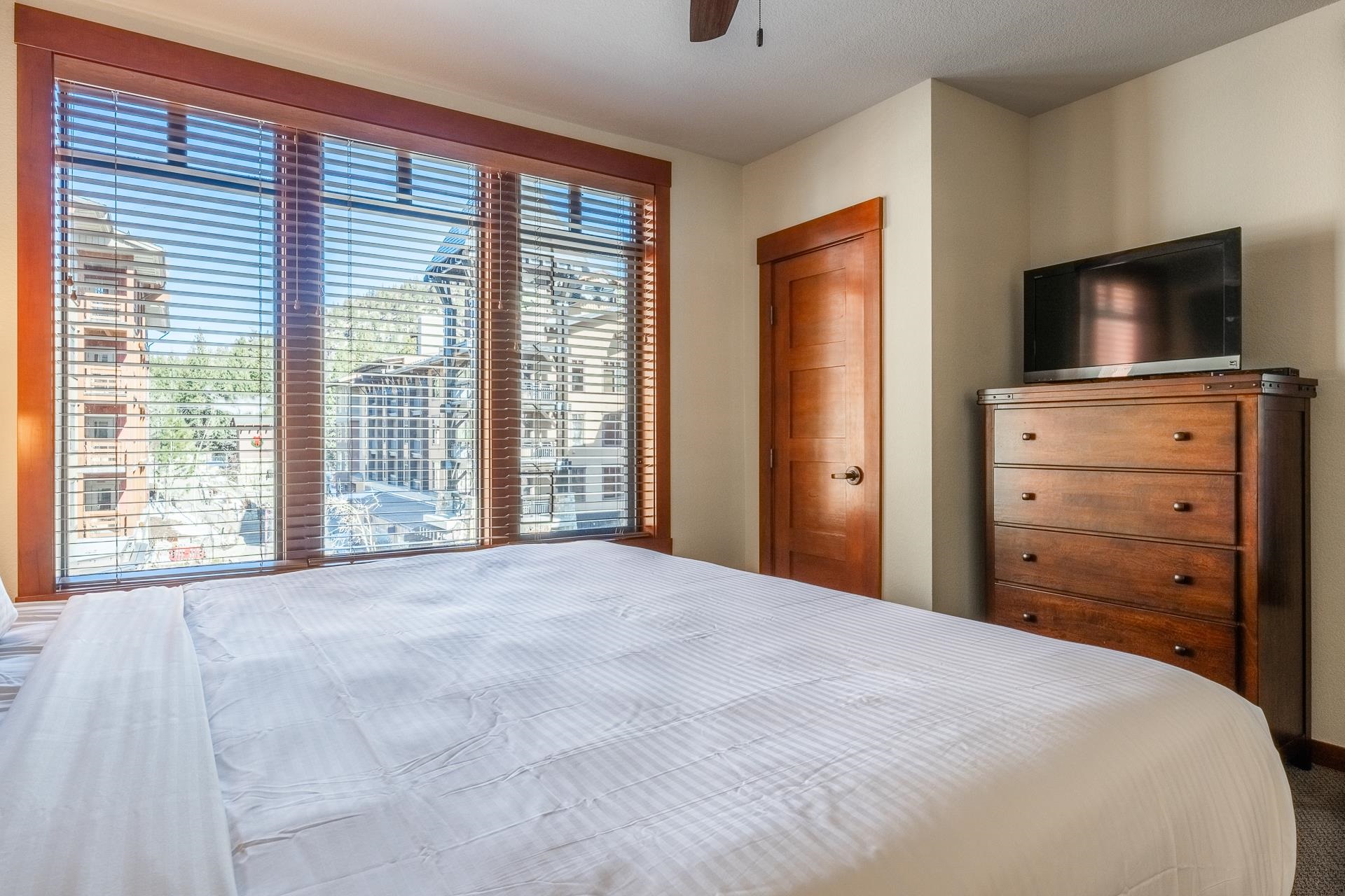 100 Canyon Blvd. #3303