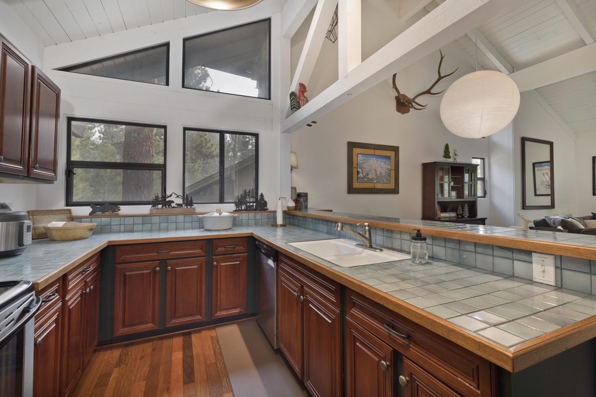 98 Tyrol Lane Unit: #304