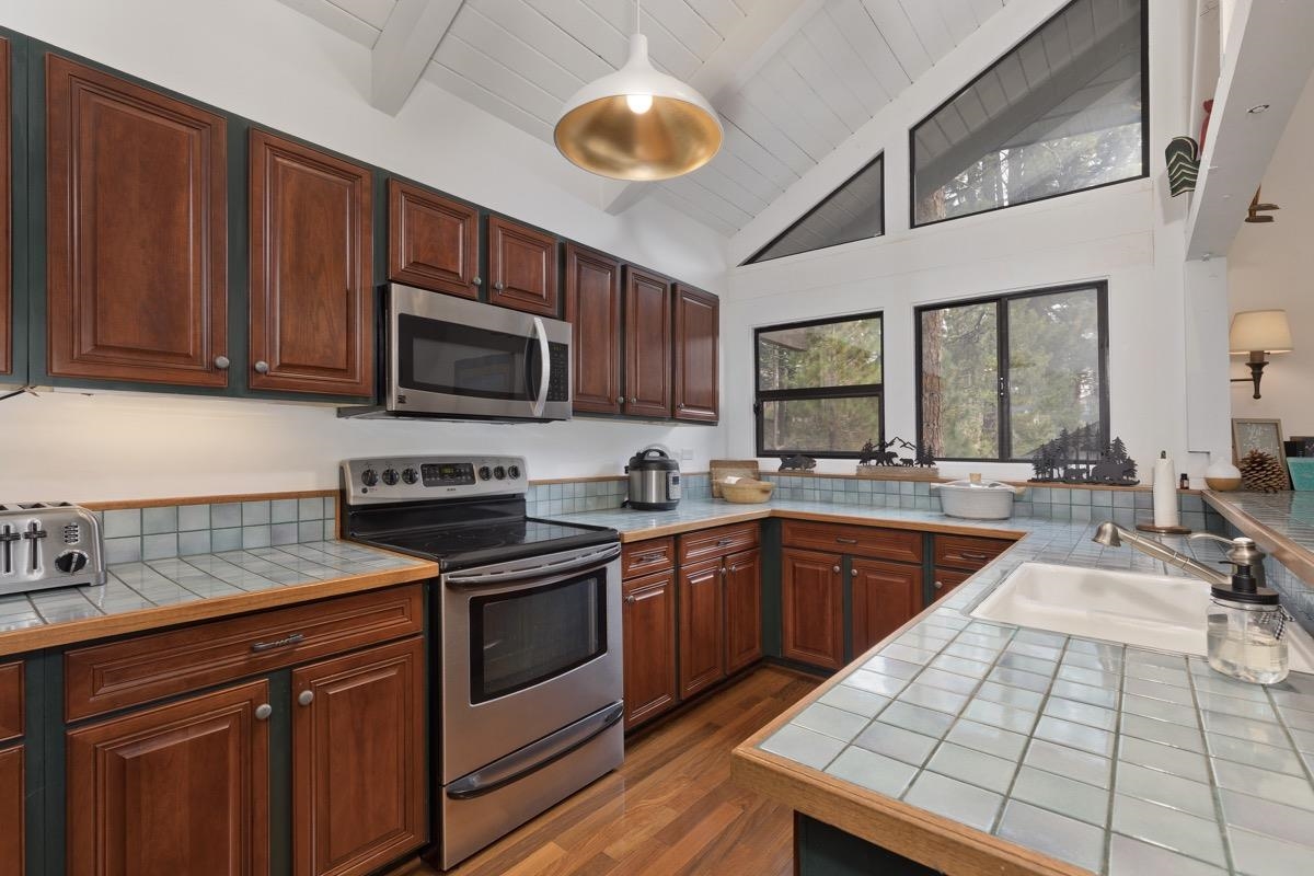 98 Tyrol Lane Unit: #304