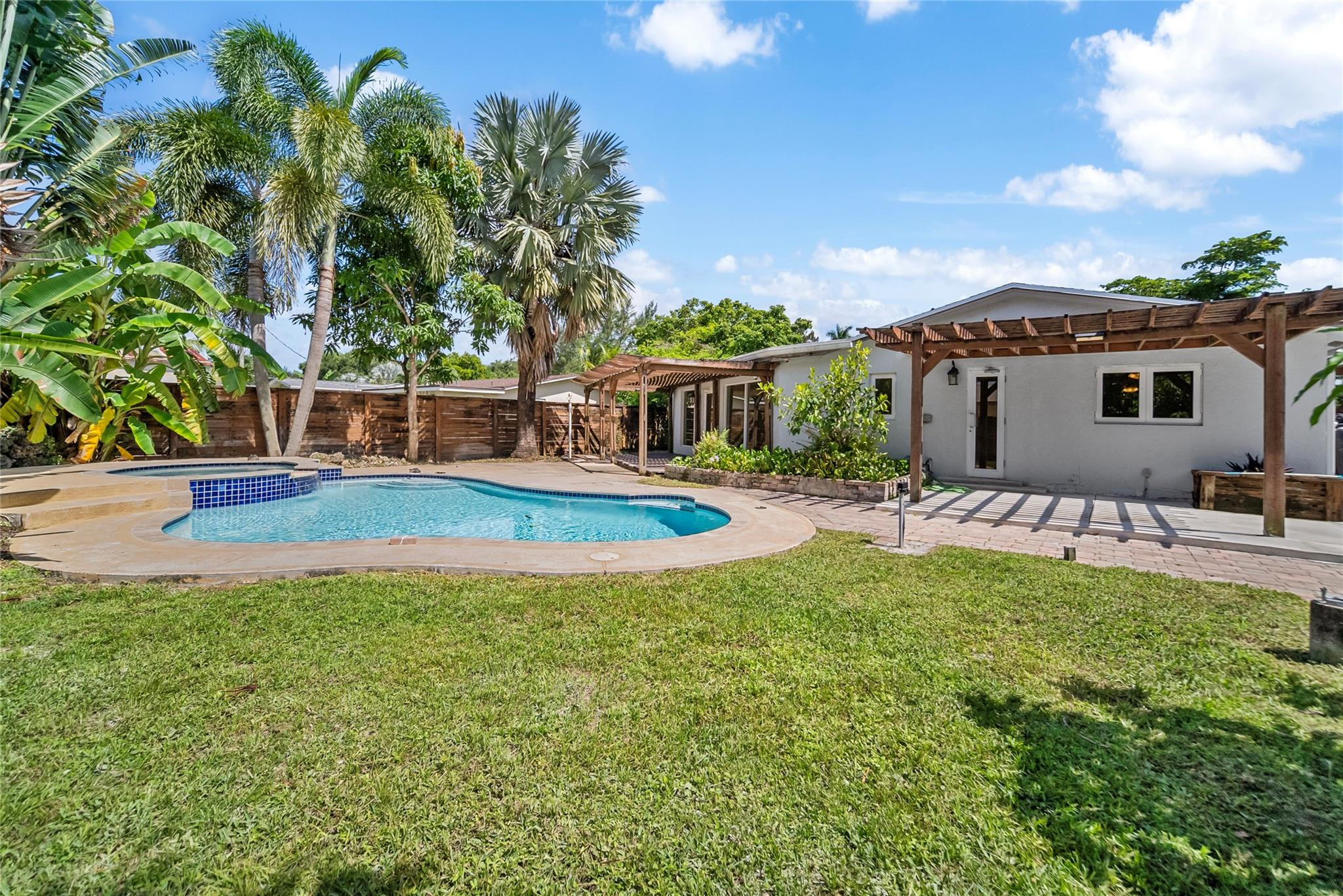 4911 NW 76th Place