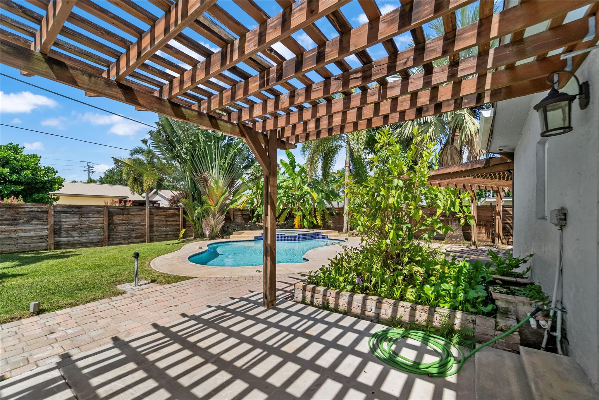 4911 NW 76th Place