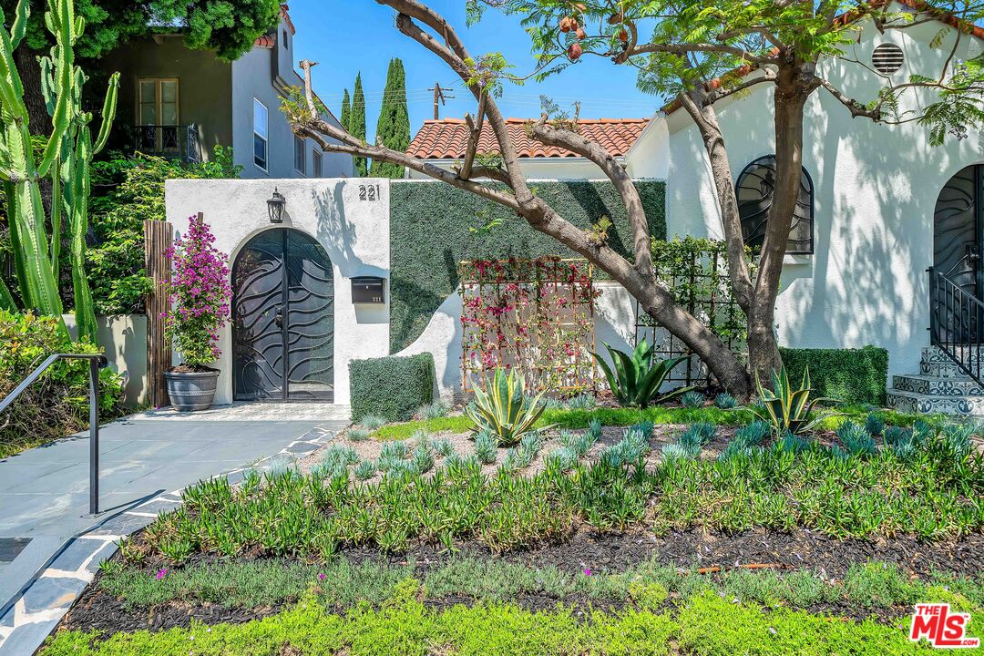 221 N Almont Dr