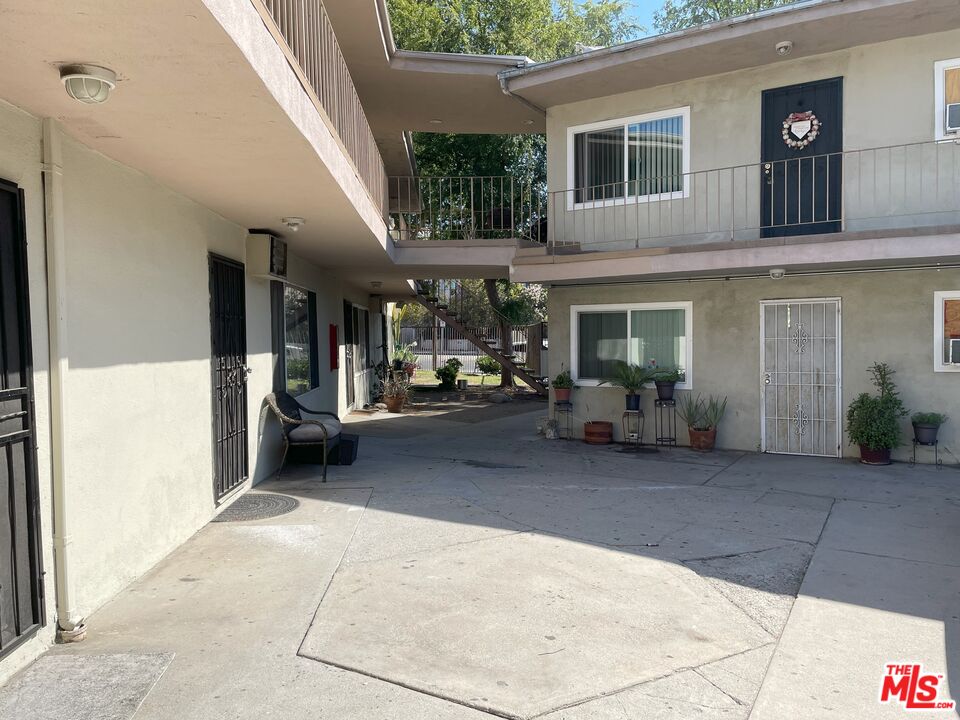 8649 Sunland Blvd Unit: 5