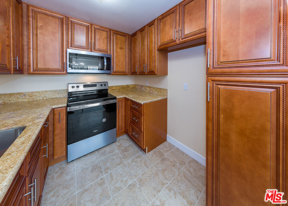10576 EASTBORNE AVE Unit: 3