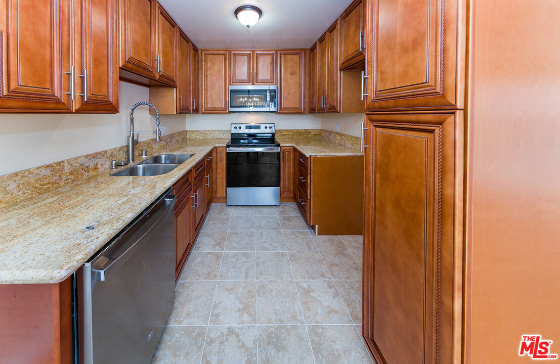 10576 EASTBORNE AVE Unit: 3