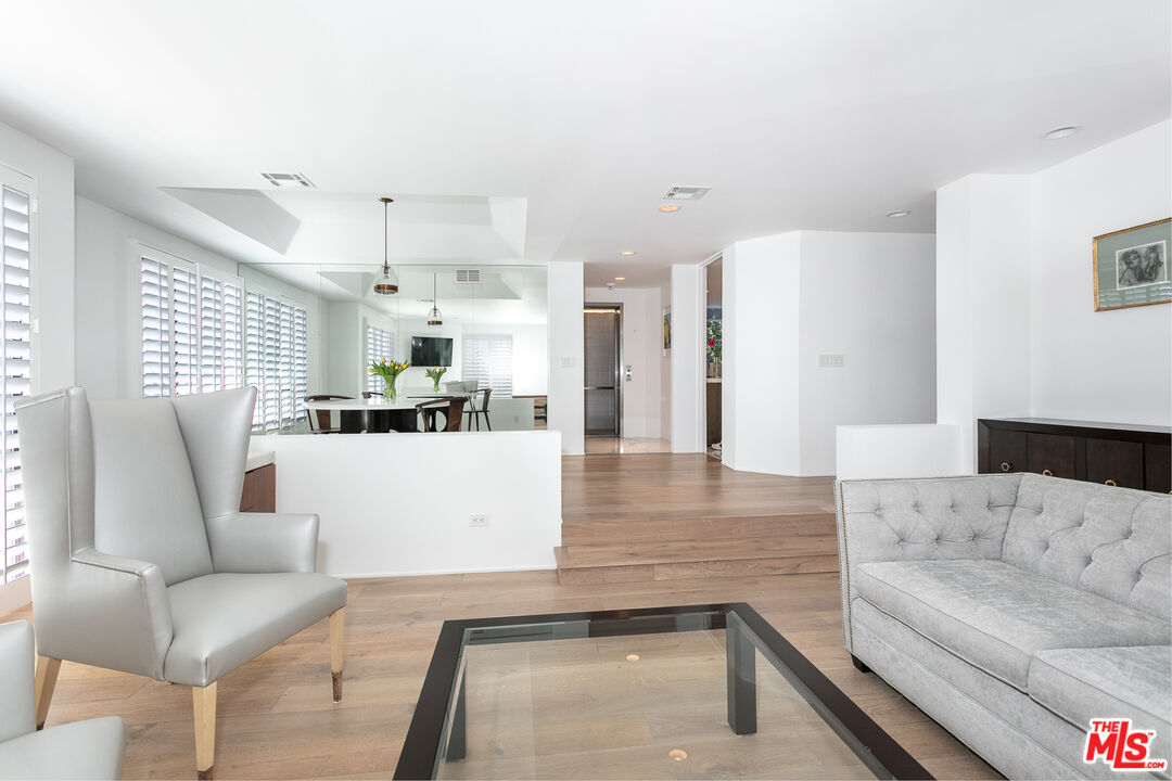 9033 Vista Grande St Unit: 2