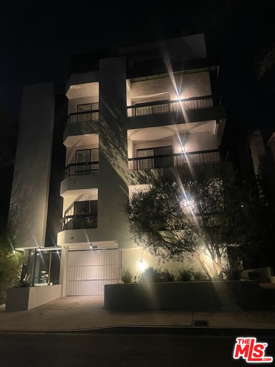 9033 Vista Grande St Unit: 2