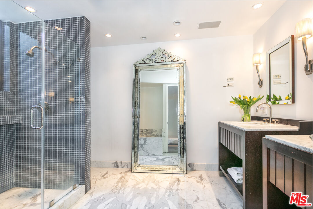 9033 Vista Grande St Unit: 2