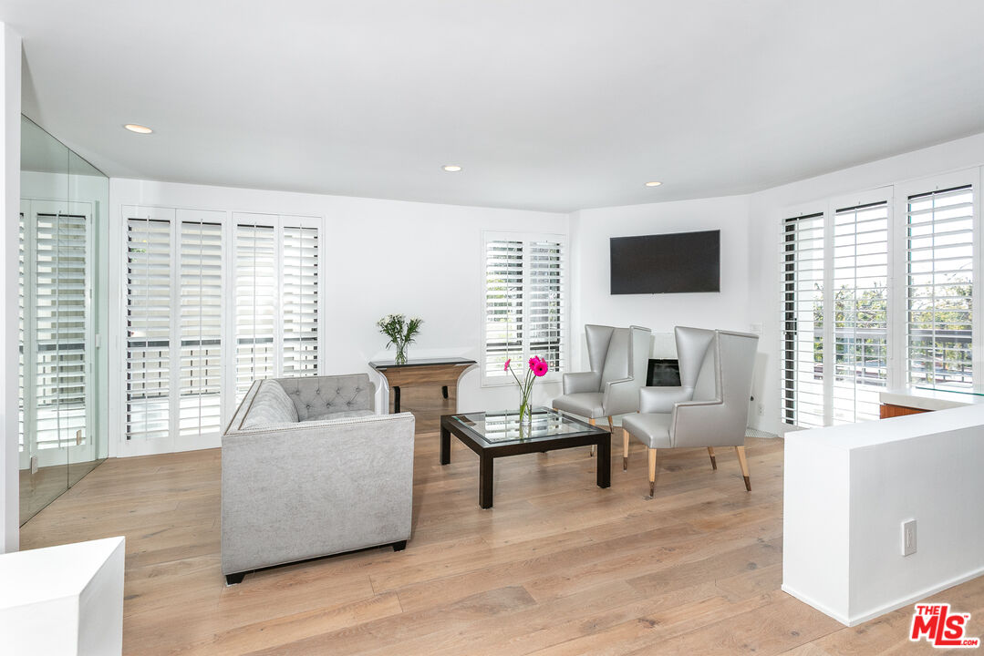 9033 Vista Grande St Unit: 2