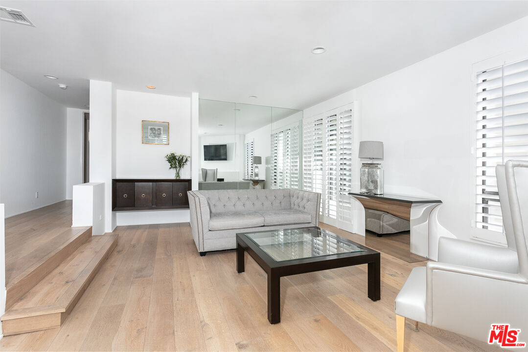 9033 Vista Grande St Unit: 2