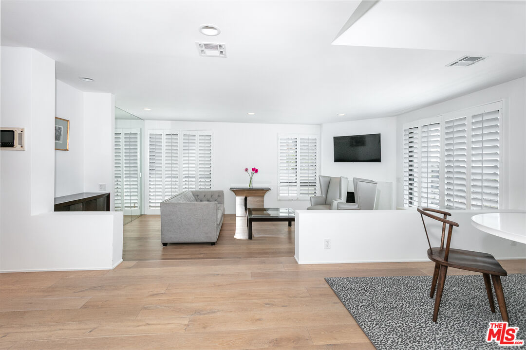 9033 Vista Grande St Unit: 2