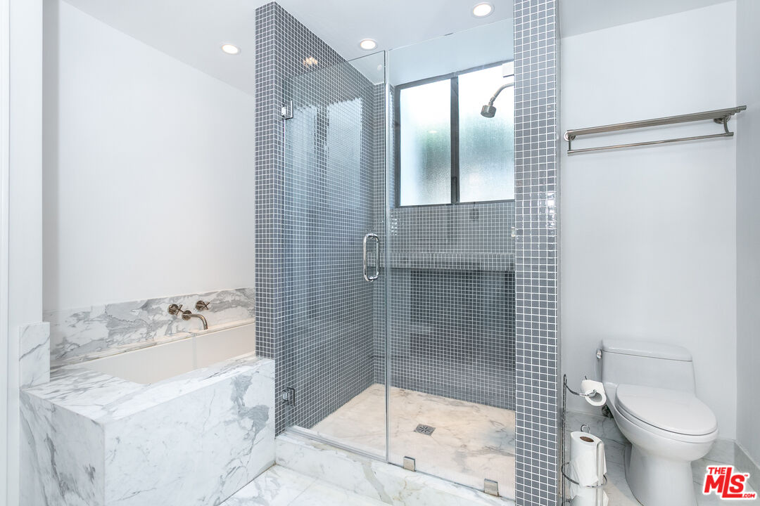 9033 Vista Grande St Unit: 2