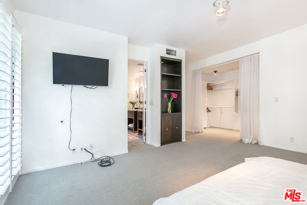 9033 Vista Grande St Unit: 2
