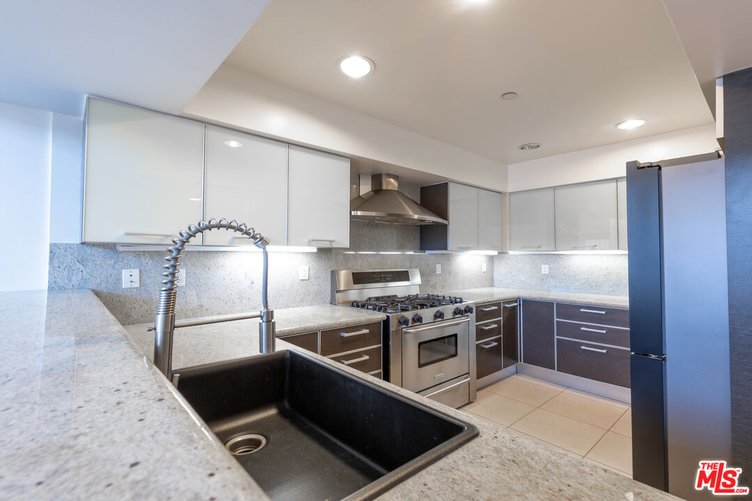 1353 N Fuller Ave Unit: PH7