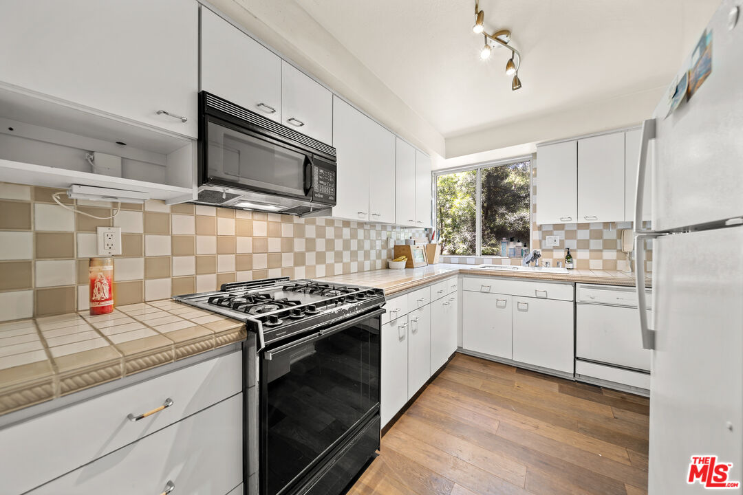 4308 ALCOVE AVE Unit: 106