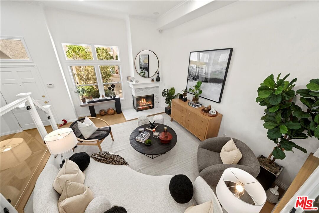 4414 Moorpark Way Unit: 11