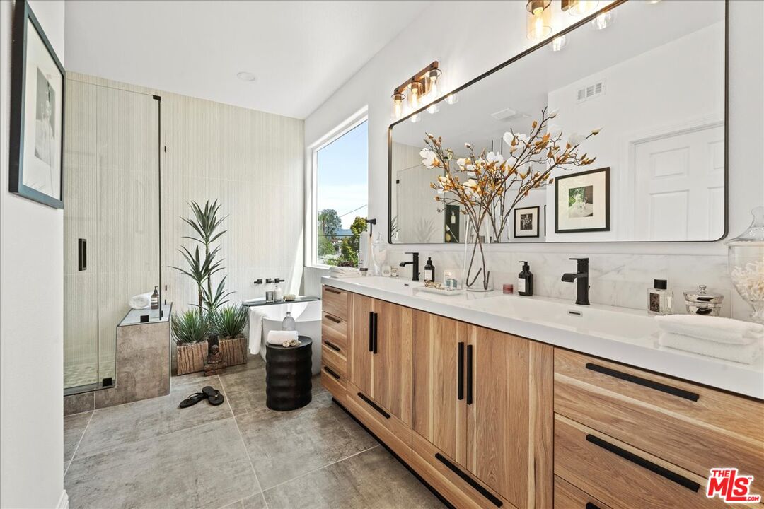 4414 Moorpark Way Unit: 11