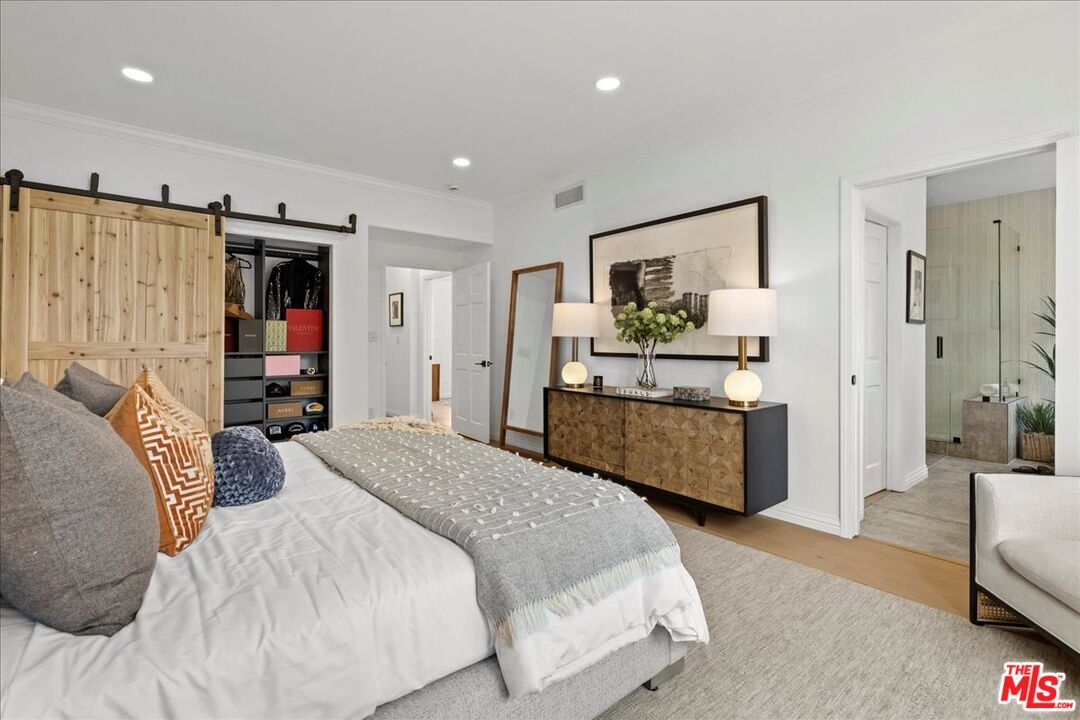 4414 Moorpark Way Unit: 11