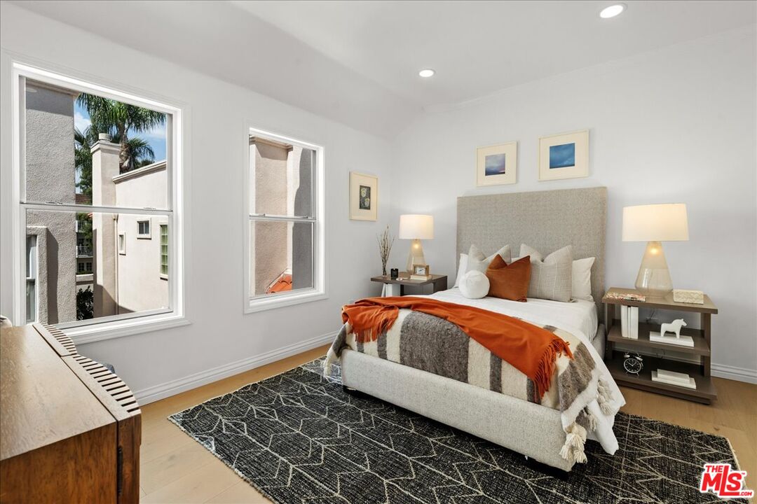 4414 Moorpark Way Unit: 11