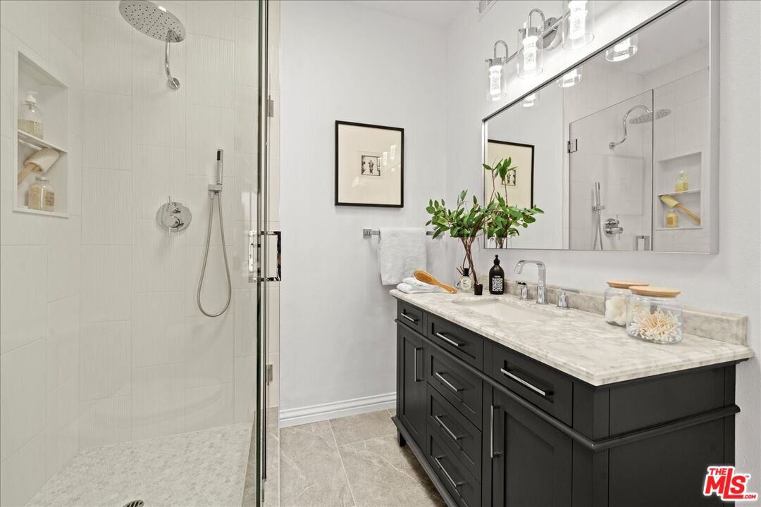 4414 Moorpark Way Unit: 11