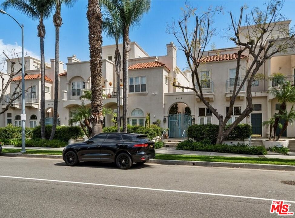 4414 Moorpark Way Unit: 11