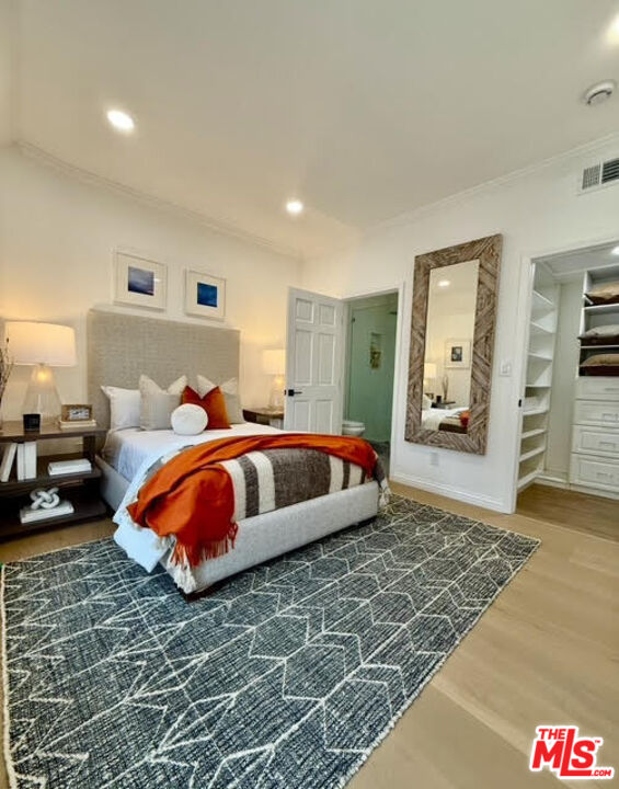 4414 Moorpark Way Unit: 11