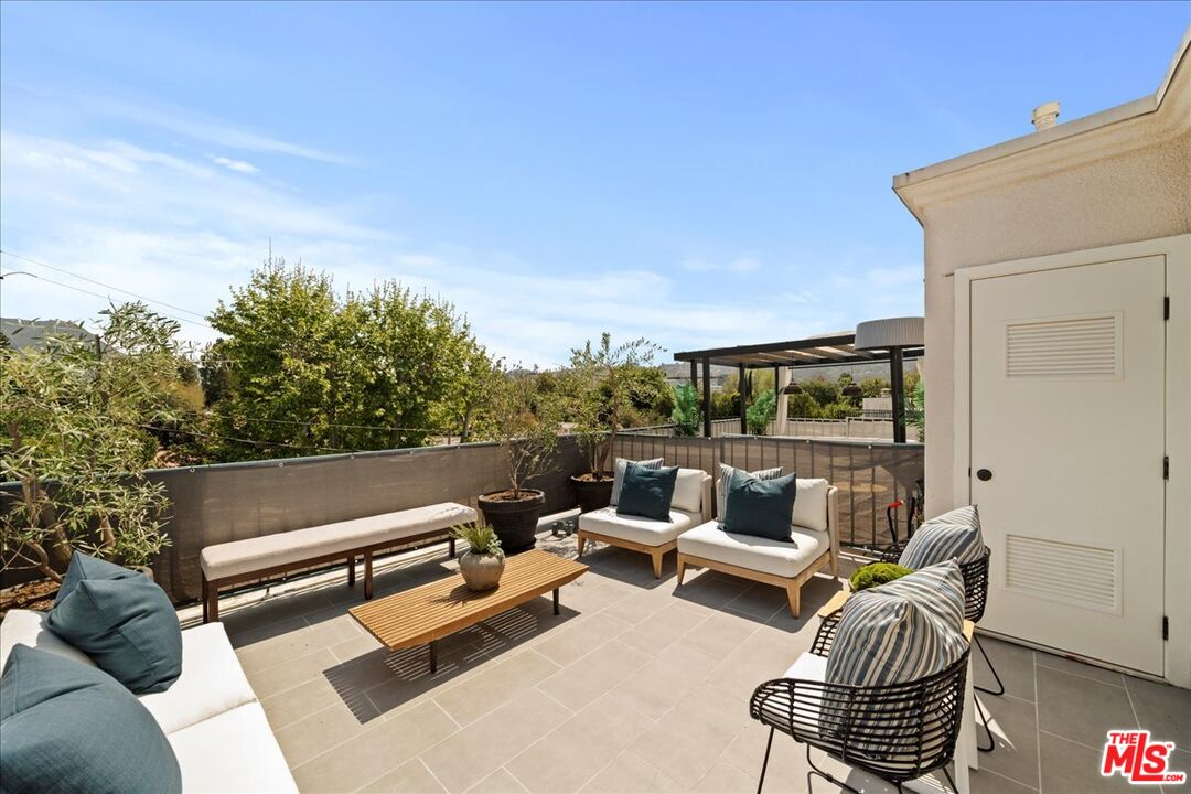 4414 Moorpark Way Unit: 11