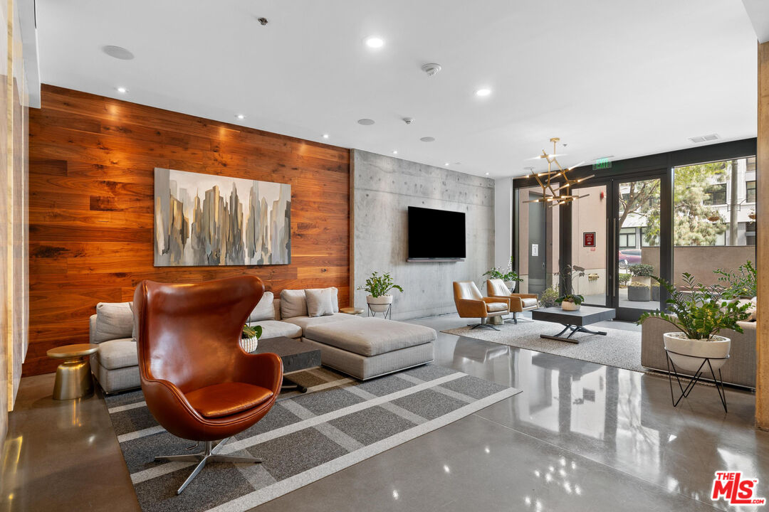 1111 S Grand Ave Unit: 1201