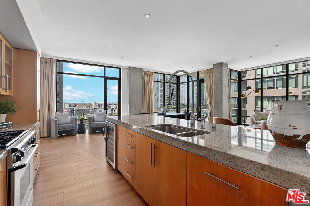 1111 S Grand Ave Unit: 1201