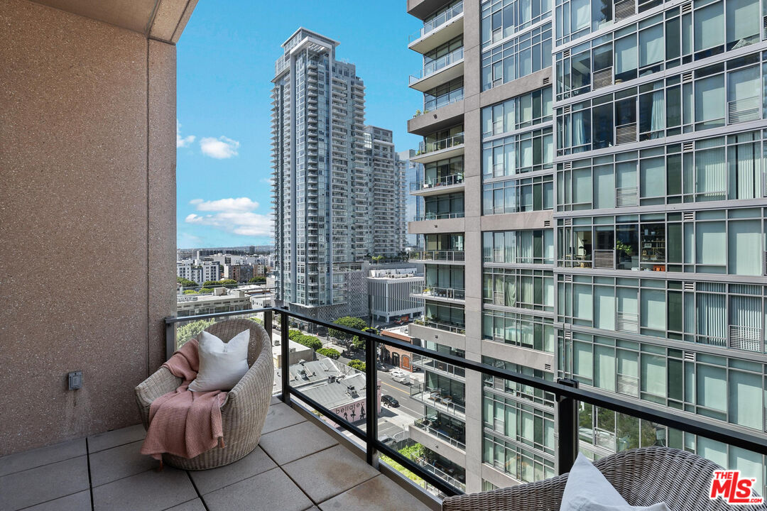 1111 S Grand Ave Unit: 1201