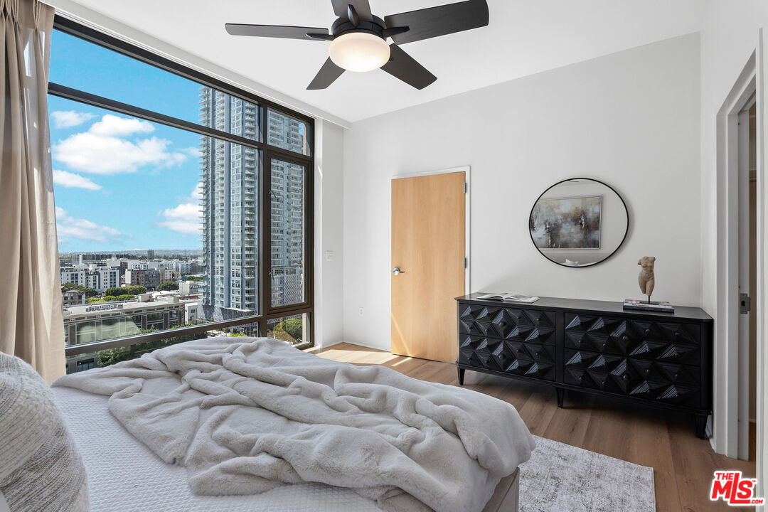 1111 S Grand Ave Unit: 1201