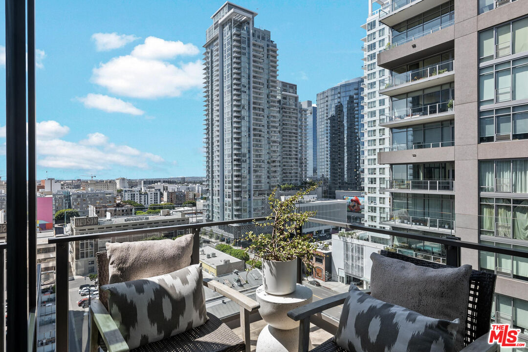 1111 S Grand Ave Unit: 1201