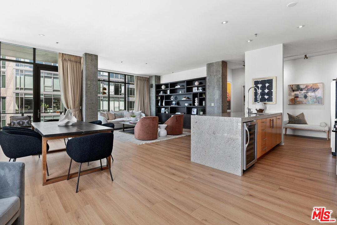 1111 S Grand Ave Unit: 1201