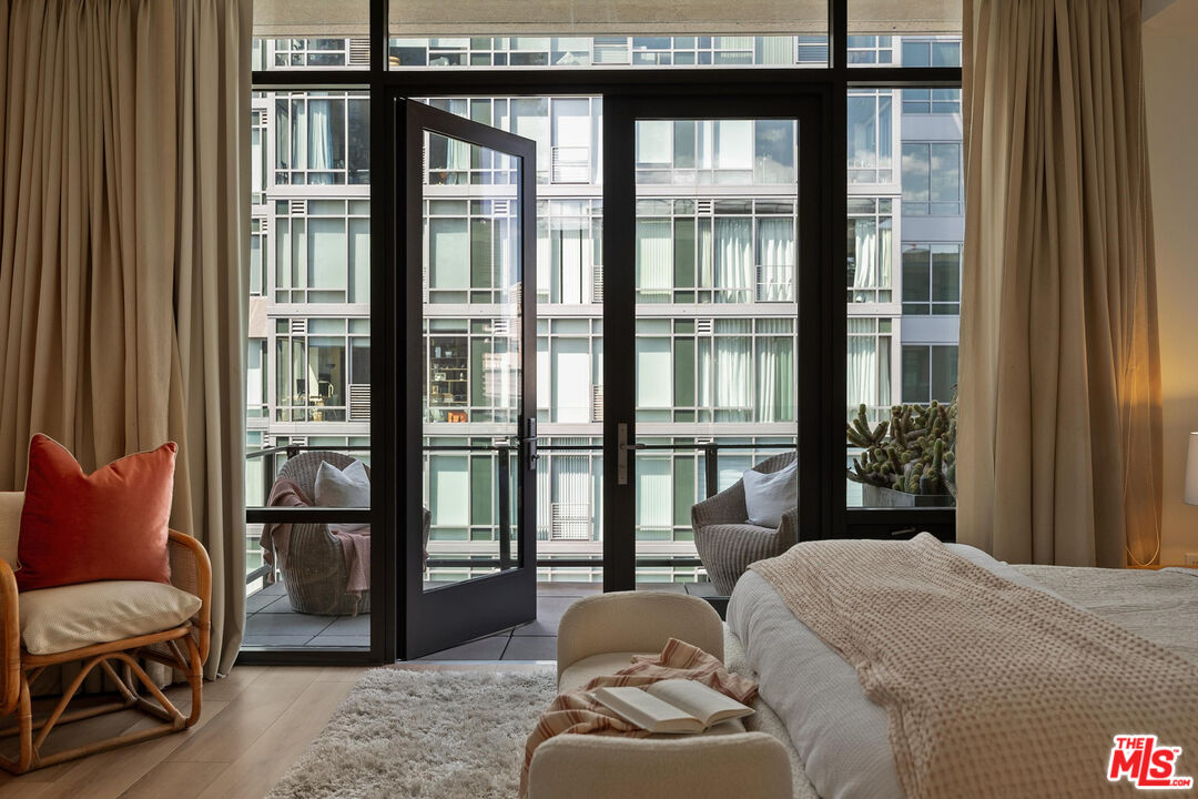 1111 S Grand Ave Unit: 1201