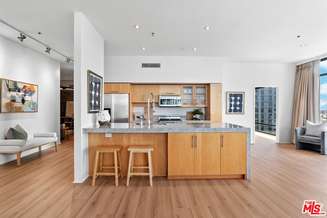 1111 S Grand Ave Unit: 1201