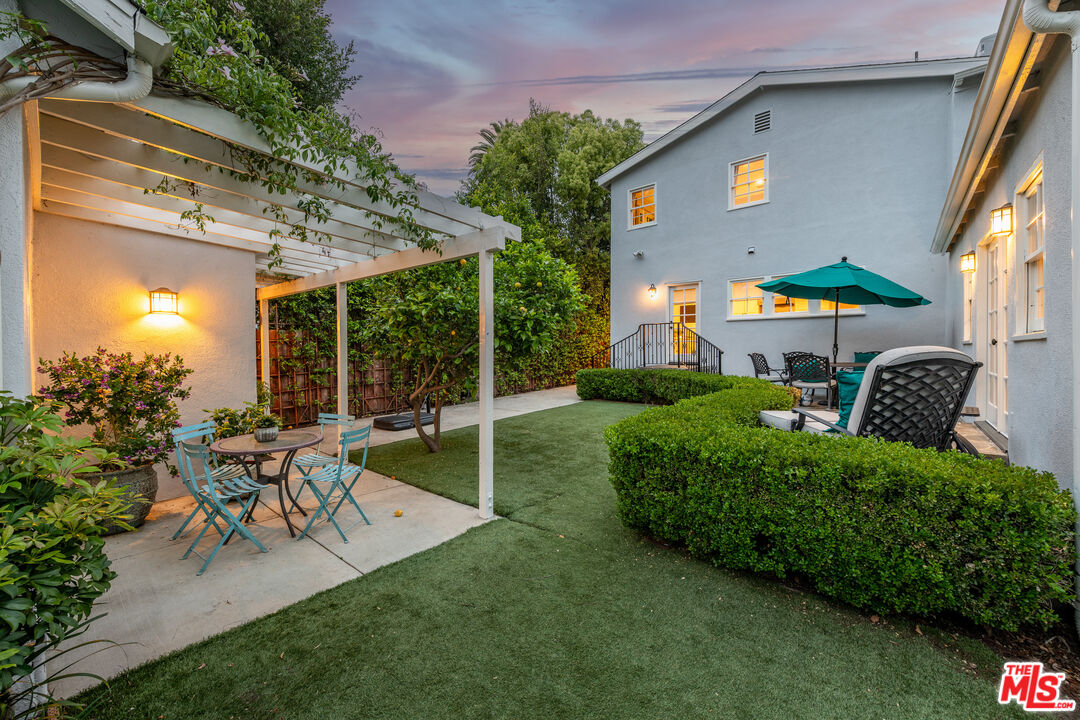 434 N Beachwood Dr