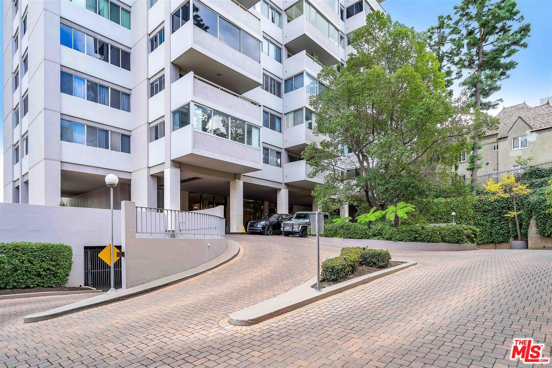 865 Comstock Ave Unit: 16E