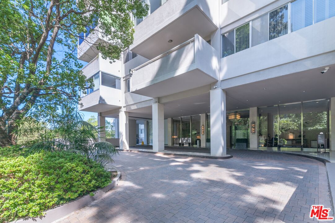 865 Comstock Ave Unit: 16E