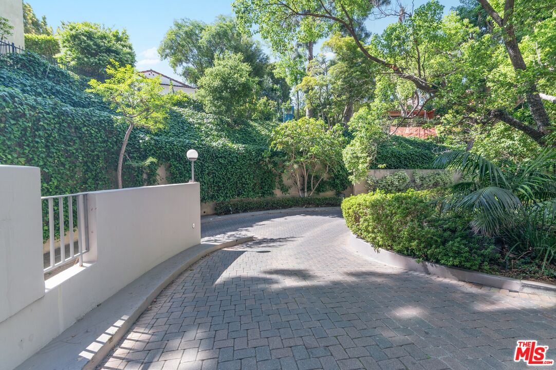 865 Comstock Ave Unit: 16E