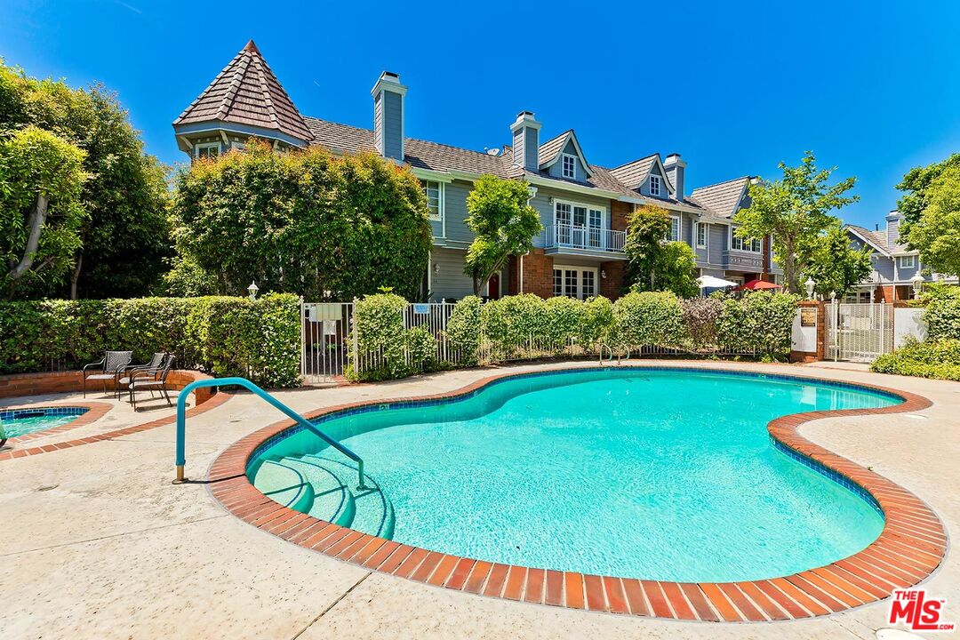 18135 BURBANK Unit: 11
