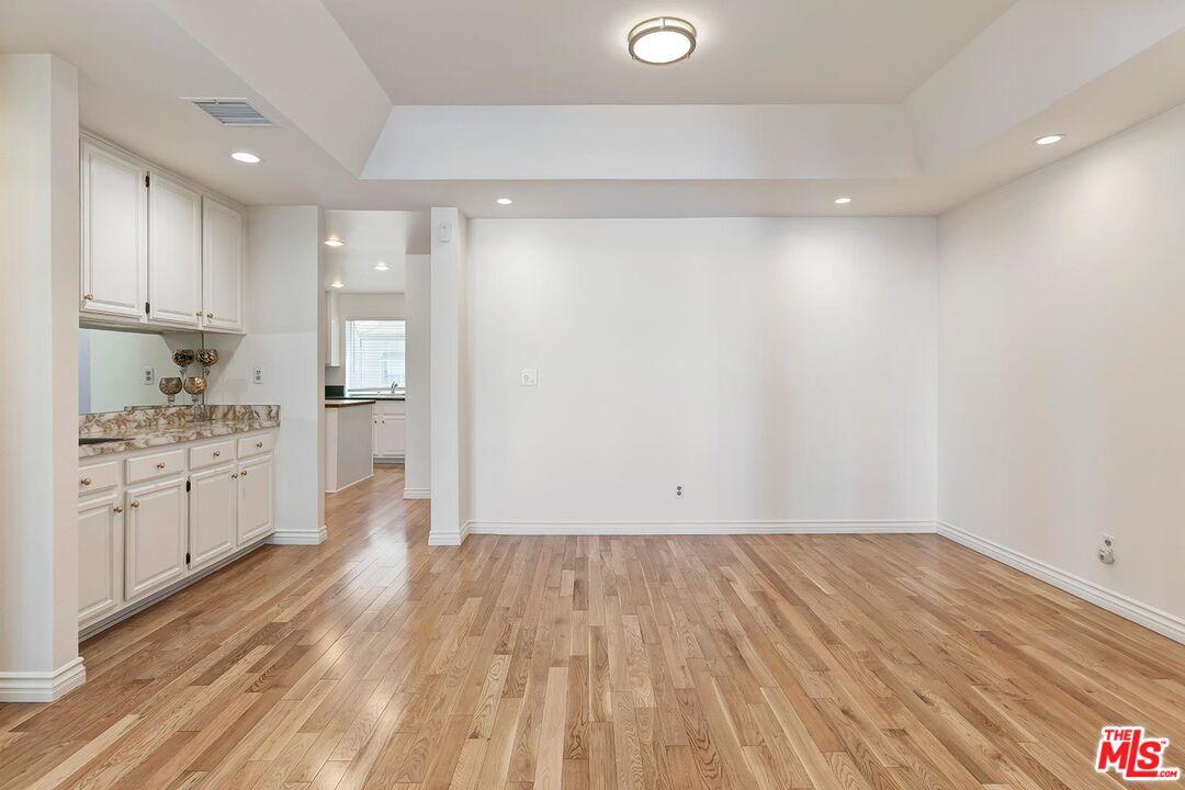 18135 BURBANK Unit: 11