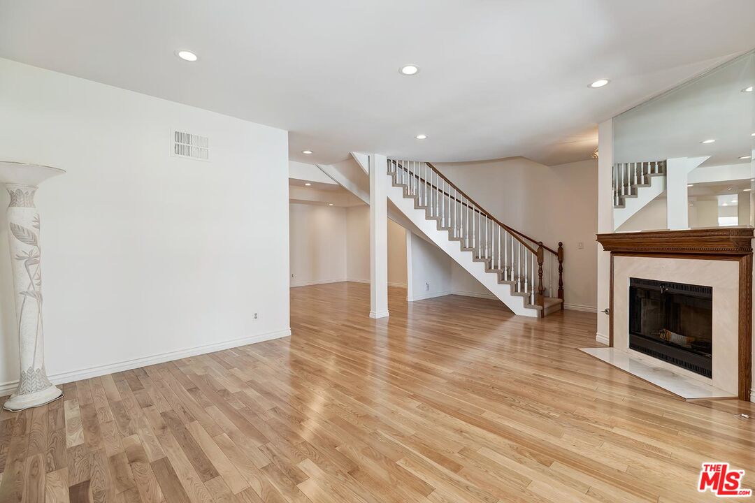 18135 BURBANK Unit: 11
