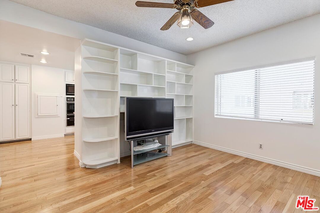 18135 BURBANK Unit: 11