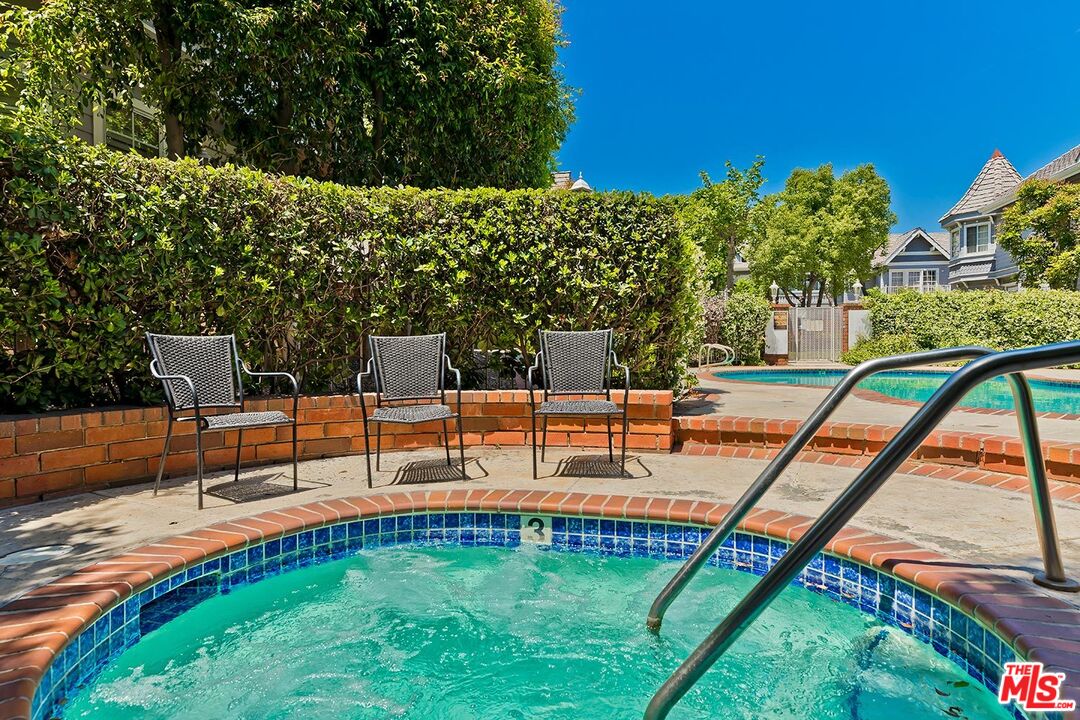 18135 BURBANK Unit: 11