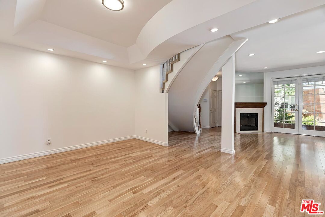18135 BURBANK Unit: 11