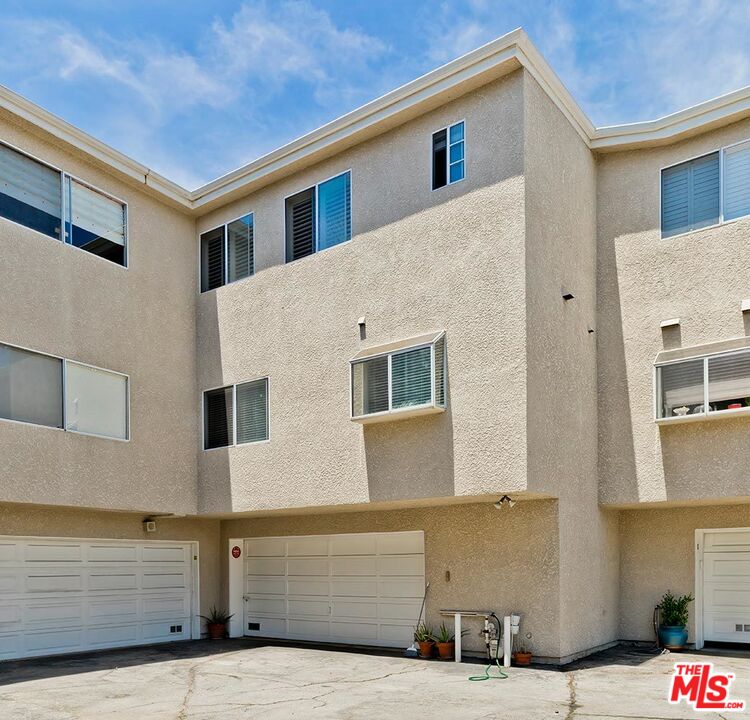 18135 BURBANK Unit: 11
