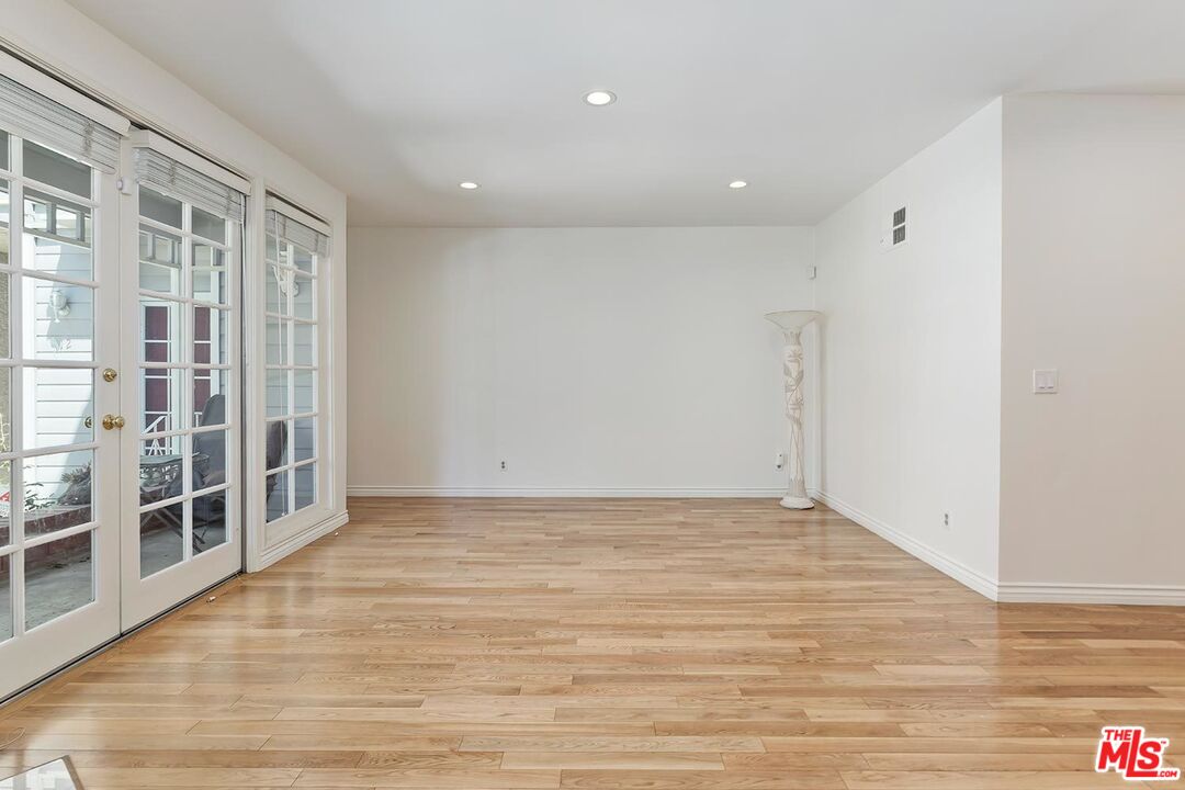 18135 BURBANK Unit: 11